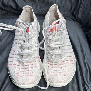 Under armour slingride  women's sneaker size 7.5